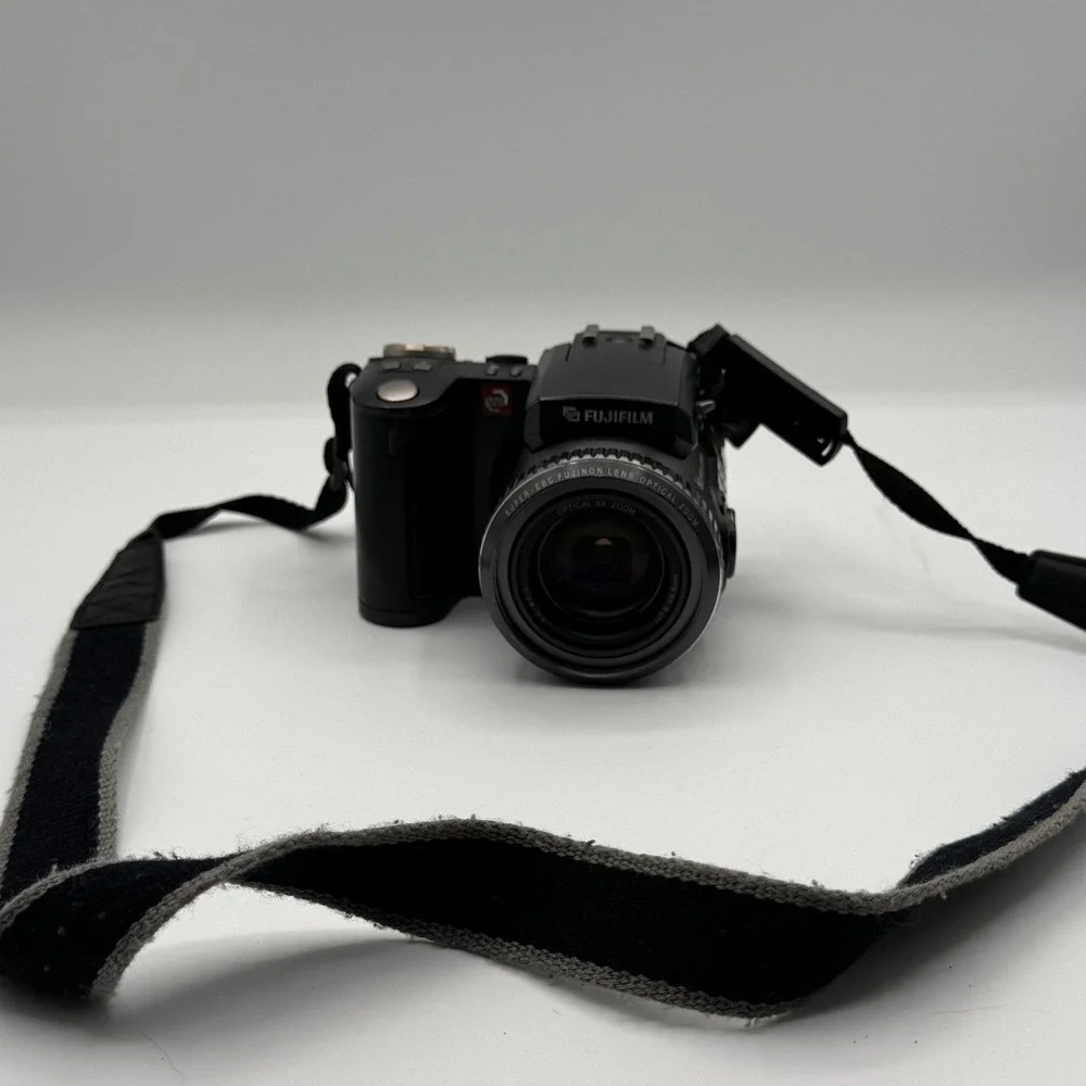 Fujifilm FinePix 6900Z Digital Camera 6x Optical Zoom Super CCD Black W/ Battery